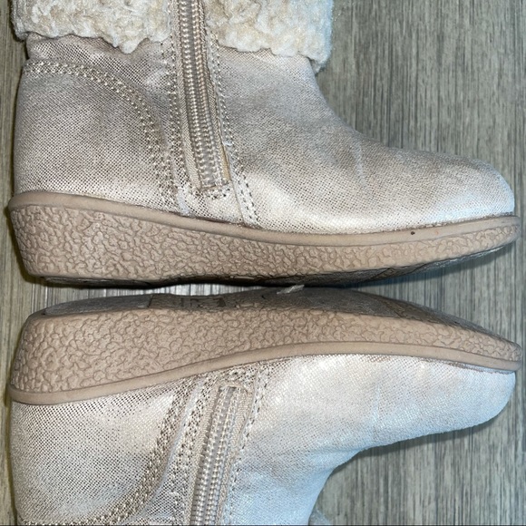 Dora the Explorer Shiny Cream Colored Fur Boots - Picture 8 of 12